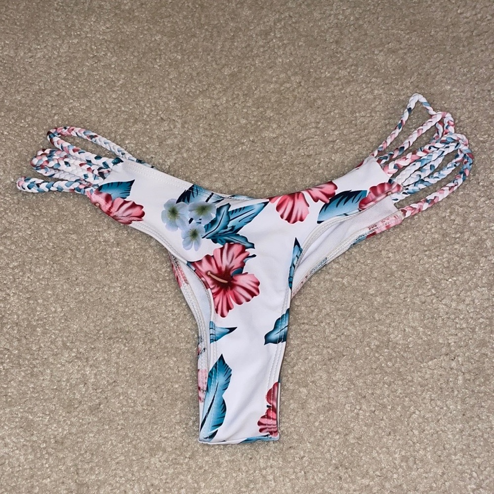 NWOT Shein Bikini Bottoms- Medium